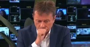Un ministro serbio sufrió un ACV durante un programa en vivo: el impactante momento
