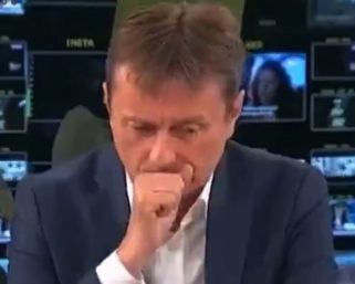 Un ministro serbio sufrió un ACV durante un programa en vivo: el impactante momento