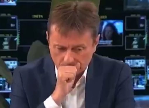 Un ministro serbio sufrió un ACV durante un programa en vivo: el impactante momento