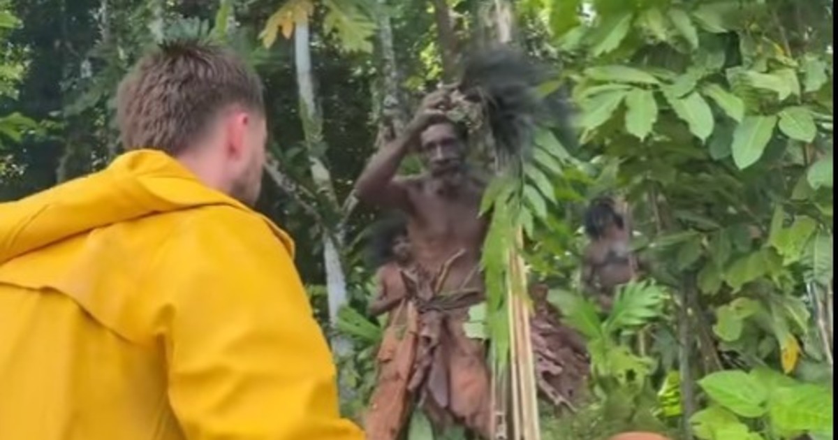 La simple estrategia de Dara Tah, el polémico influencer irlandés, para conquistar una tribu salvaje