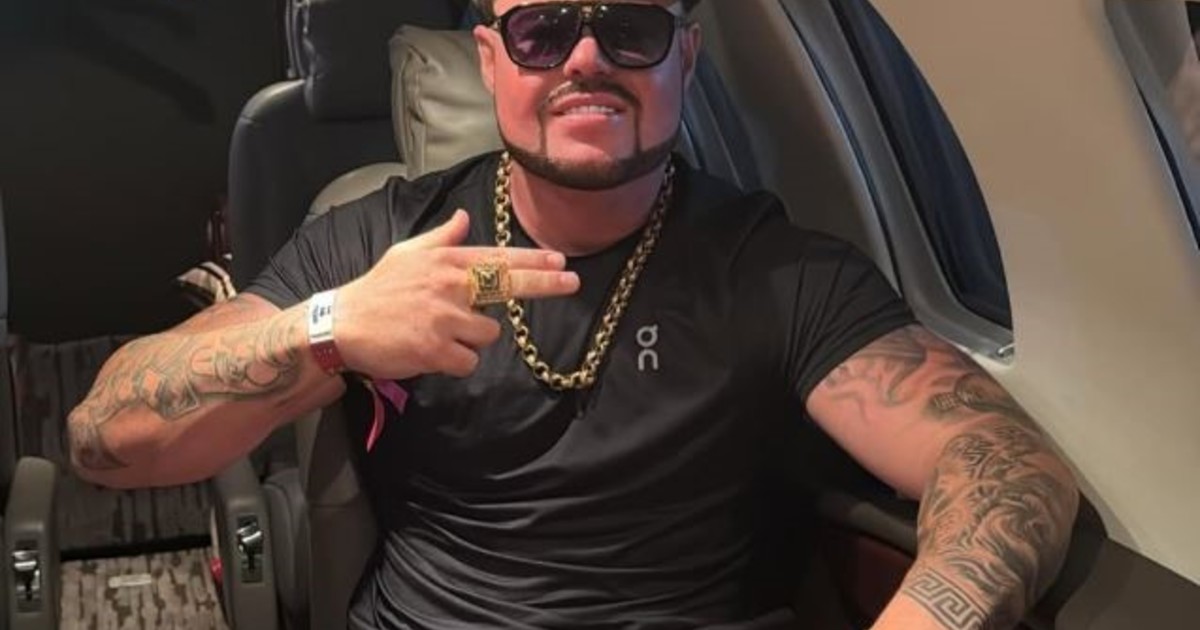 Anteojos, músculos y un raro corte de pelo: quién es Ibiza Final Boss, el fenómeno viral del momento