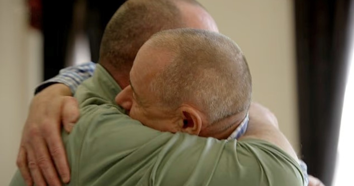 Dos hermanos que se buscaron durante 58 años compartieron el video de su emotivo reencuentro: “Ahora sabemos la verdad”