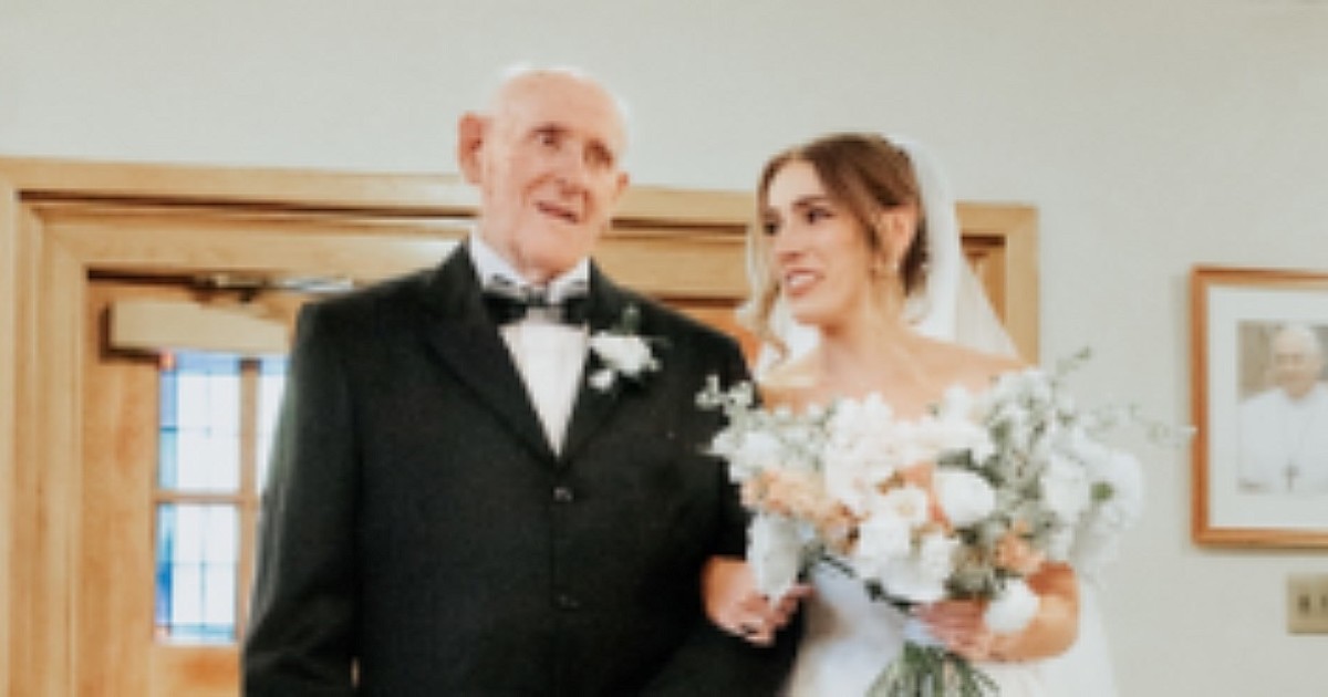 Tiene 100 años, llevó a su nieta al altar y bailó en la boda: la historia que conmueve en TikTok