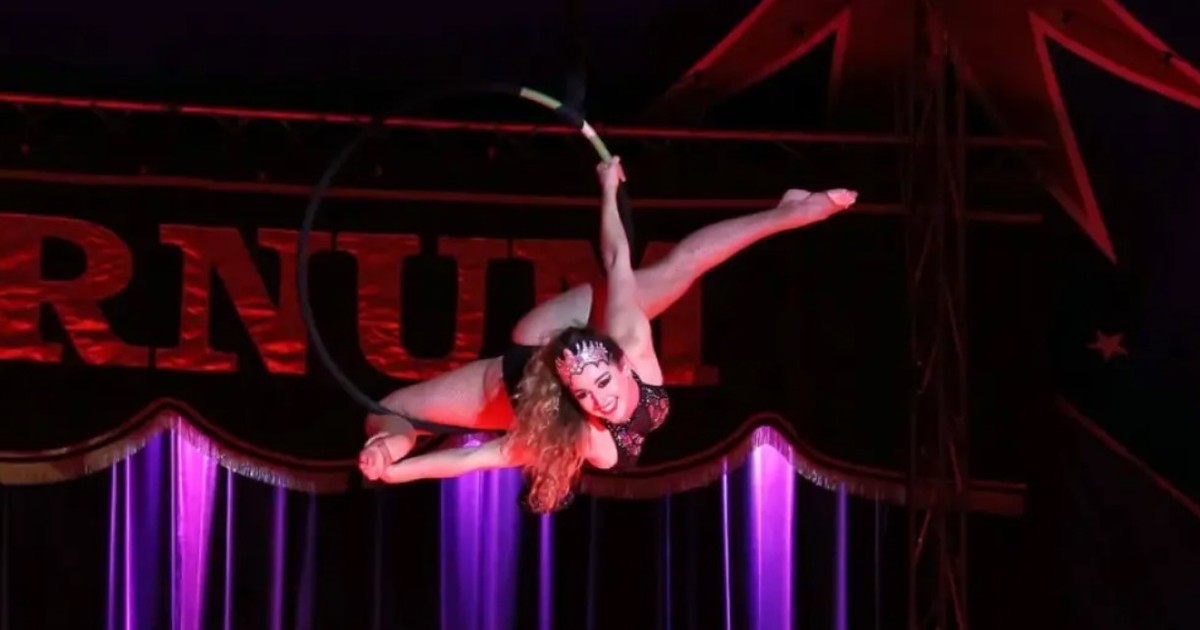 Tragedia en el circo: una acróbata de 27 años murió al caer de su trapecio en pleno show