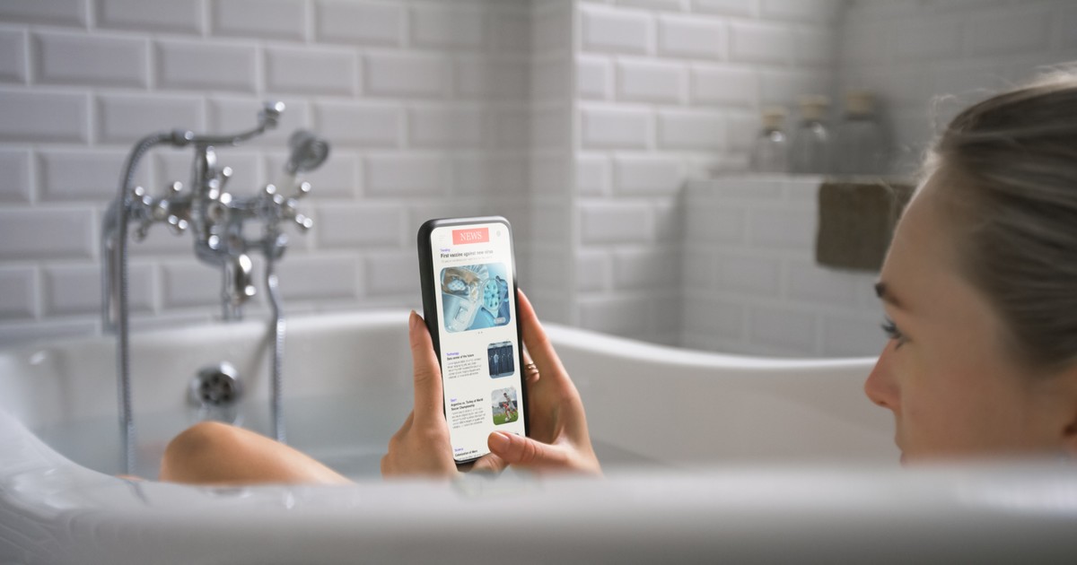 Descuido mortal: una mujer murió electrocutada por usar el celular en la bañera