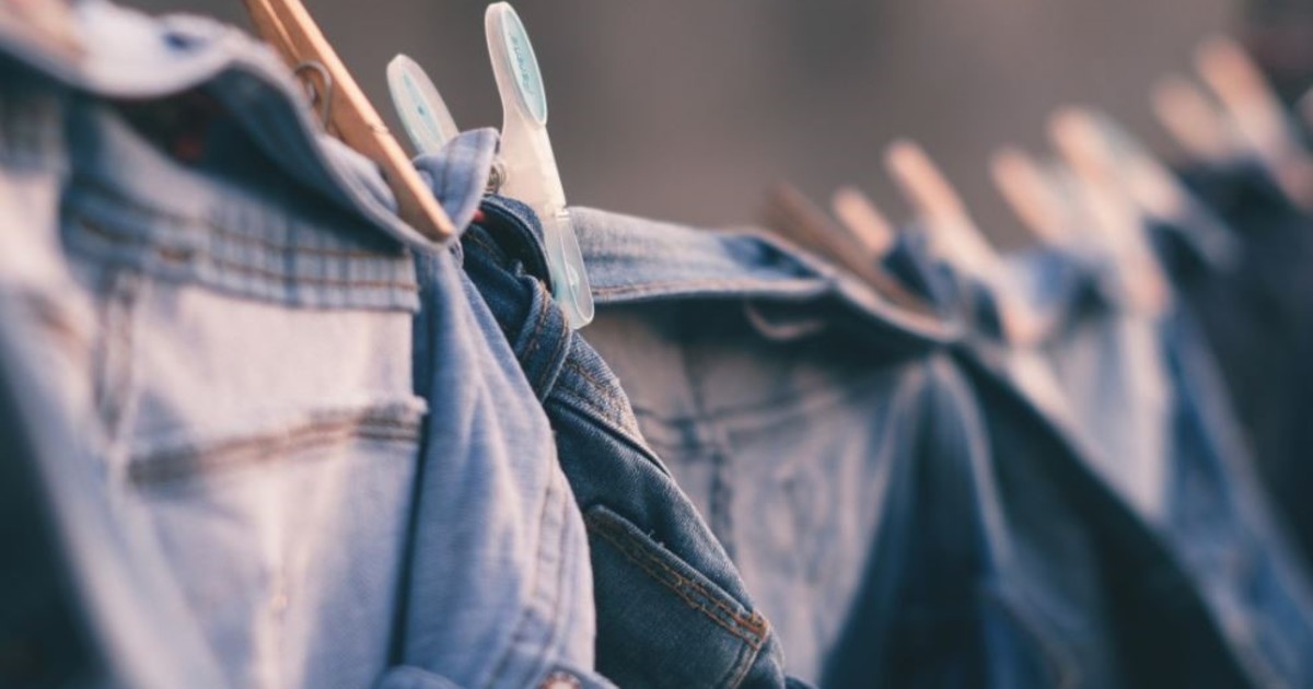 El sencillo truco de un famoso diseñador de moda para quitar por completo el olor de los jeans