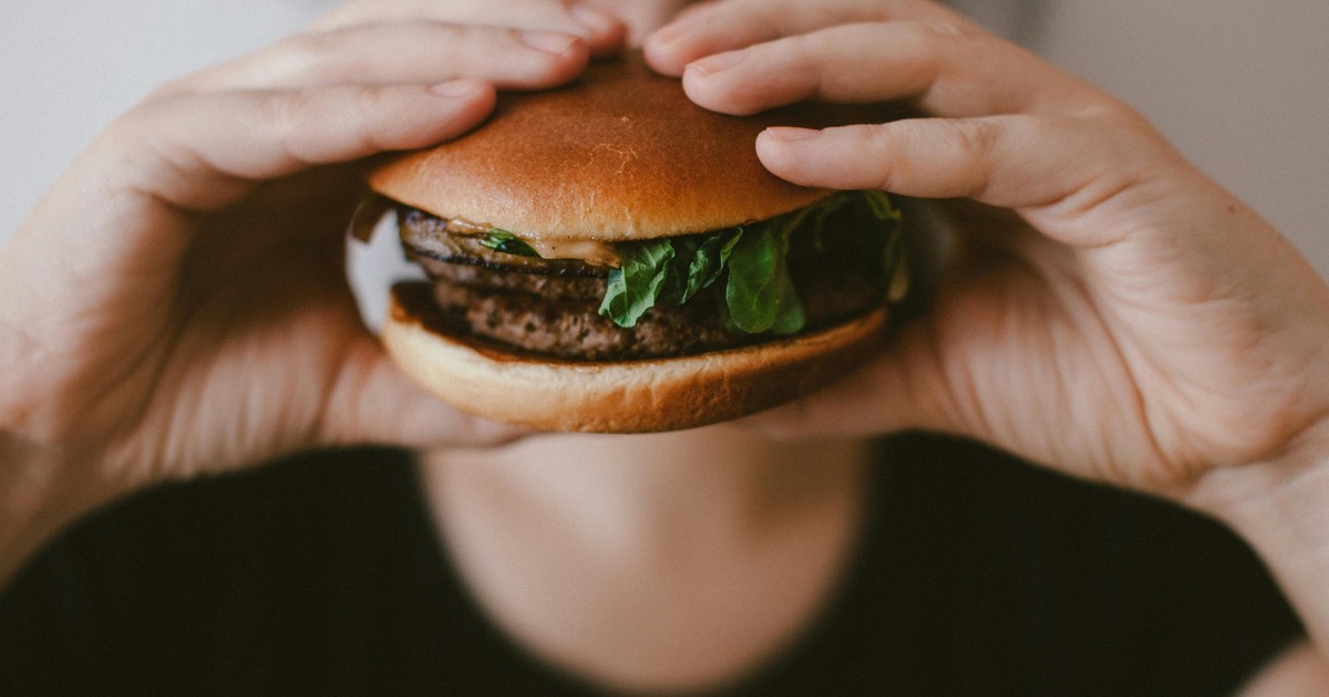 Intentó tragarse una hamburguesa entera sin masticar y quedó en estado crítico: “Solo un milagro puede salvarlo”