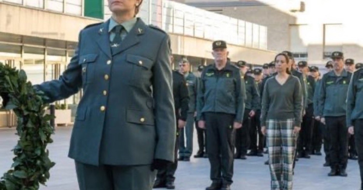 Una funcionaria pública quedó envuelta en una polémica por asistir a un acto en “pijamas”